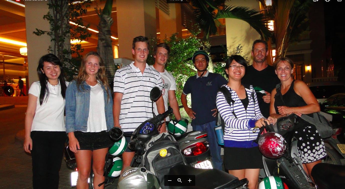 Ho-Chi-Minh-Stadt-Abendtour mit lokalem Essen mit dem Motorrad