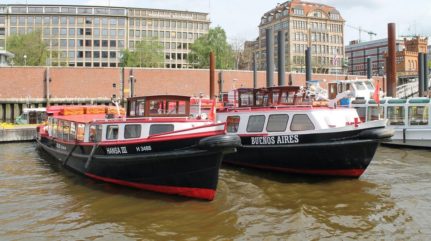 Wielka wycieczka łodzią w porcie w Hamburgu