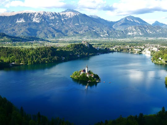 O esloveno maravilha a viagem de um dia inteiro à Caverna de Postojna e ao Lago Bled saindo de Liubliana