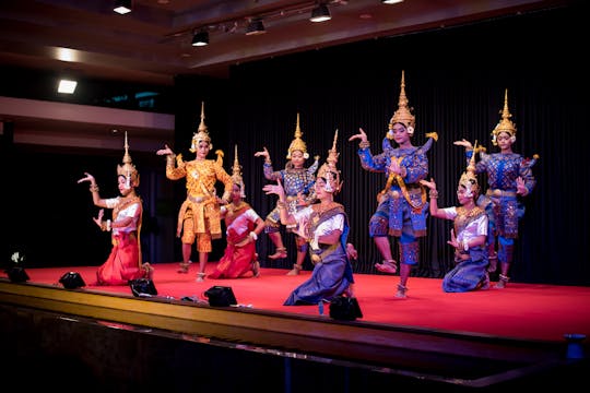 Cena y espectáculo de danza tradicional Apsara.