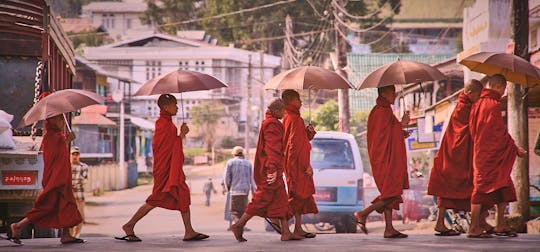 Entrega de limosnas por la mañana en Luang Prabang y recorrido por el mercado