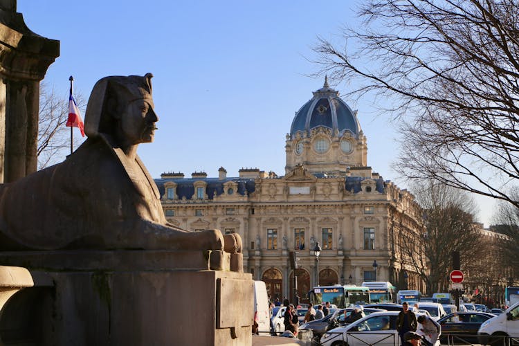 Paris criminal past  tour with guide on your smartphone