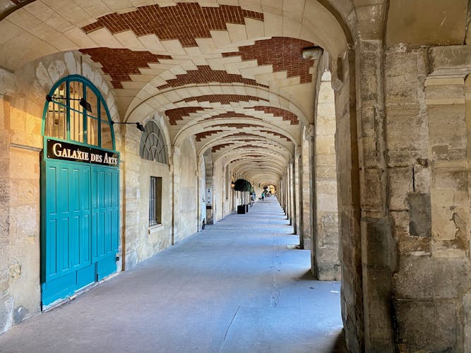 Le Marais hidden treasures tour with guide on your smartphone