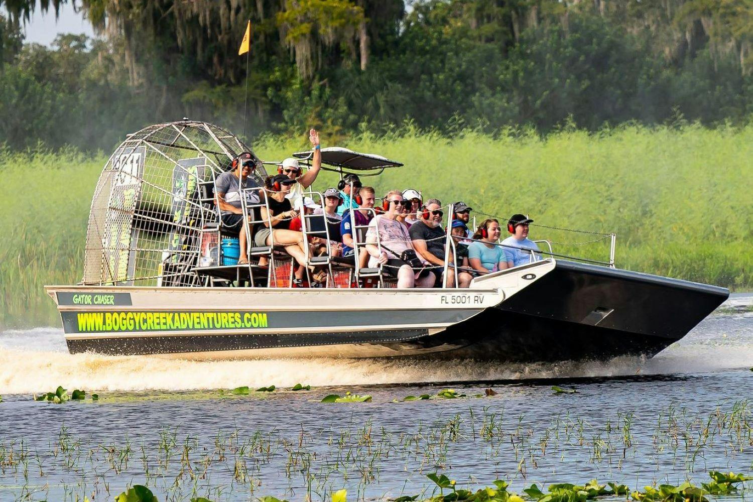 Sumpfige Fahrt mit dem Sumpfboot und ein Dorf der amerikanischen Ureinwohner in Florida