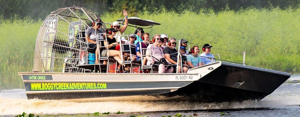 Sumpfige Fahrt mit dem Sumpfboot und ein Dorf der amerikanischen Ureinwohner in Florida