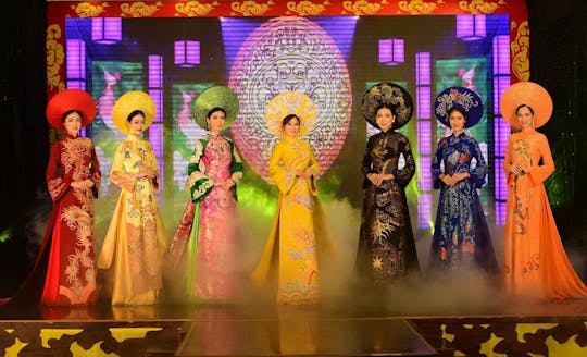 Abendtour - vietnamesische Tracht - Ao Dai Show mit Abendessen