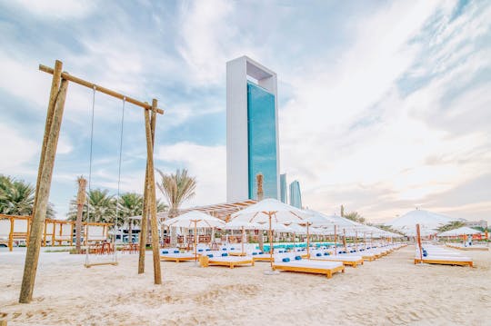 Boleto de entrada de día completo en West Bay Beach en Abu Dhabi