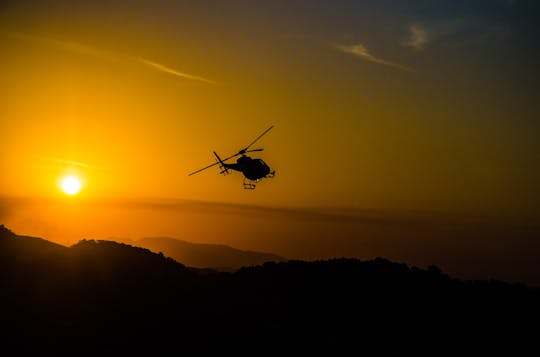 Lot helikopterem Delta Okavango o zachodzie słońca z Maun