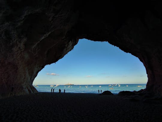 Tour privato a Cala Luna con aperitivo al tramonto in riva al mare