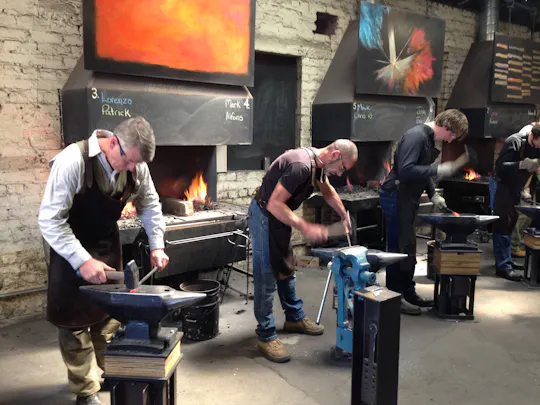 Cours de forgeage guidé de l'acier à chaud à Footscray