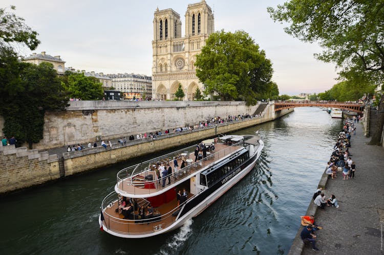 Sunset cruise with drink and walking tour on your smartphone