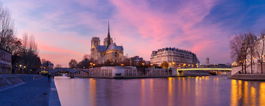 Happy hour cruise on the Seine river