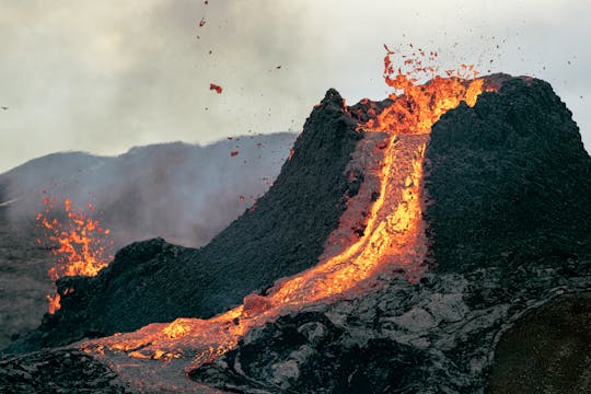 Tour al borde del nuevo campo de lava