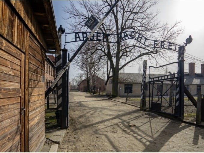 Tour guidato di Auschwitz-Birkenau con prelievo dal punto di incontro - inglese