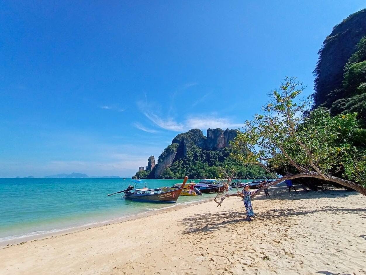 Phi Phi Islands Speedboat Tour with Ton Sai Beach Lunch
