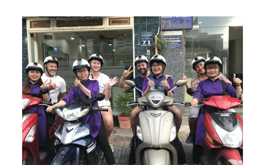 Excursão gastronômica de scooter pela cidade de Ho Chi Minh à noite com um anfitrião local