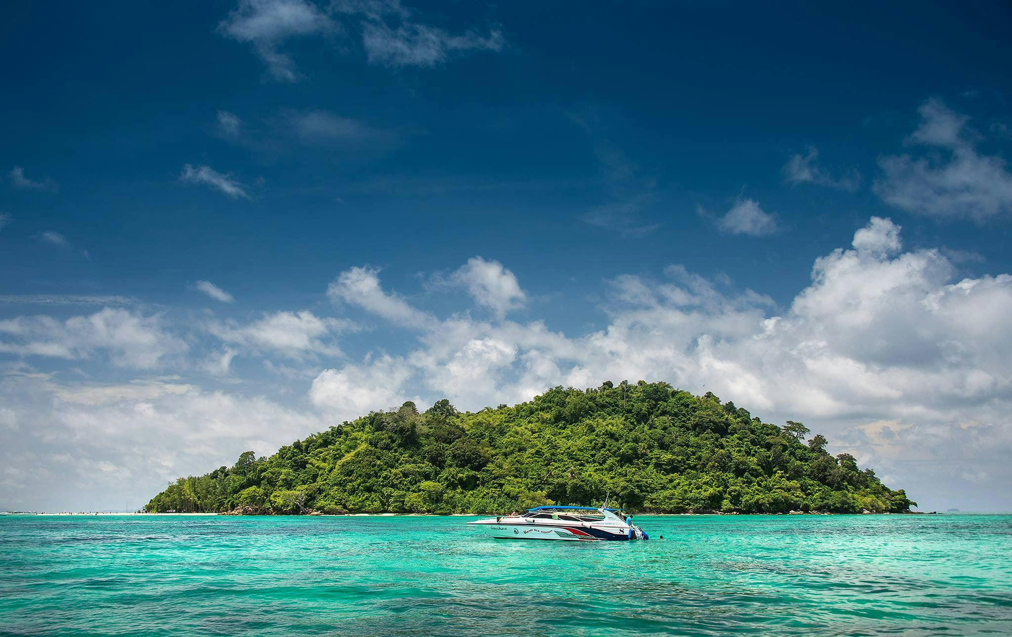 Visite des îles Phi Phi en hors-bord avec déjeuner sur la plage de Ton Sai