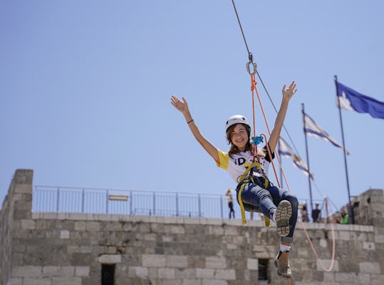 Aventura con cuerda de escalada en el Museo Torre de David
