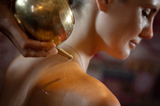Pizhichil-Kräuterbad von Tejas Spa