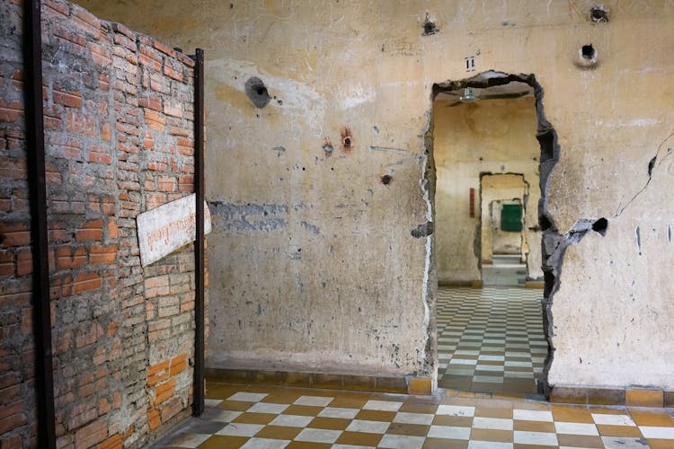 Half-day private tour of Tuol Sleng Museum and Killing Fields