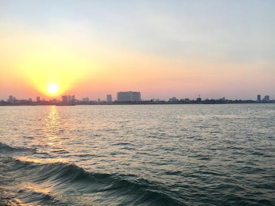 Cruzeiro com jantar ao pôr do sol no rio Mekong em Phnom Penh