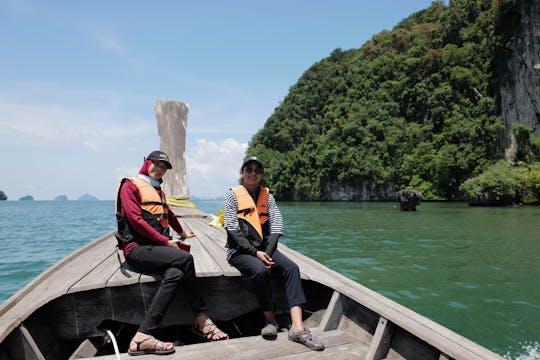 Aventure en kayak dans la grotte marine jusqu'à la falaise de pierre du crâne à Khao Garos au départ de Krabi