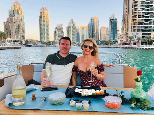 2-godzinny romantyczny rejs o zachodzie słońca z sushi i napojami w Dubaju