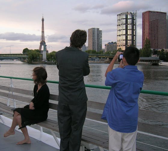 Happy hour cruise on the Seine river