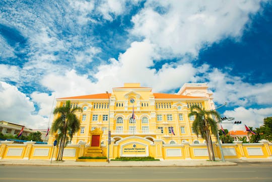 Halve dag Phnom Penh privé-architectuurtour per cyclo