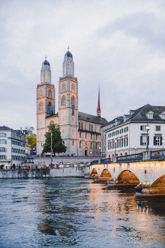 Visita guiada aos pontos privilegiados de Zurique com um local