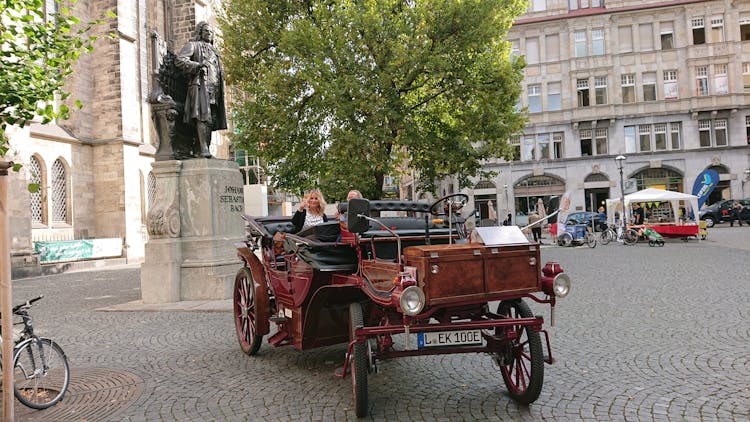 Leipzig city center tour by electric carriage