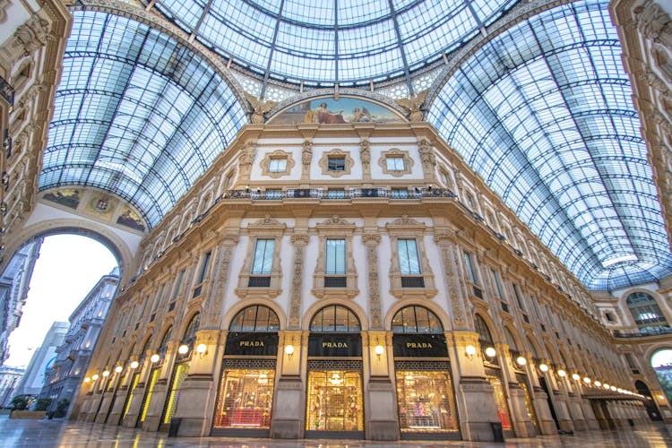 Discover Milan on a guided tour with a local