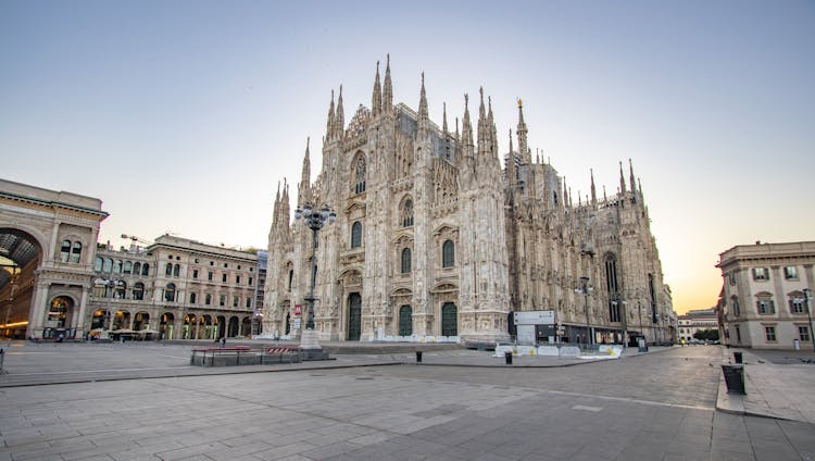 Guided tour to Milan's photogenic places with a local
