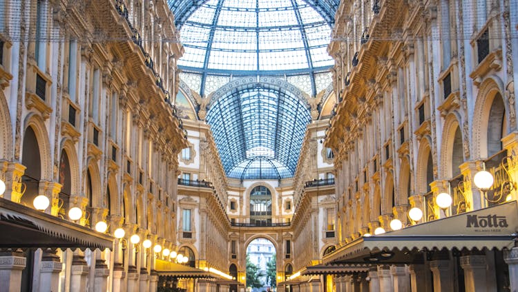 Guided tour to Milan's photogenic places with a local