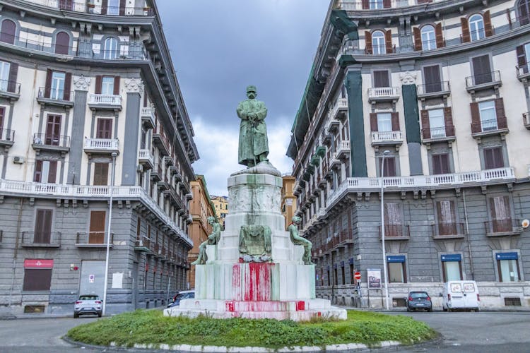 Guided tour to Naples' photogenic places with a local