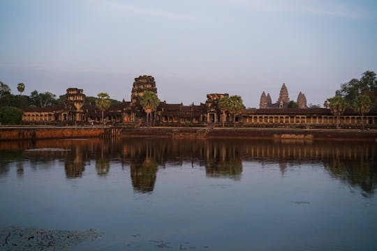Tour privato di mezza giornata di Angkor Wat e Ta Prohm Temple