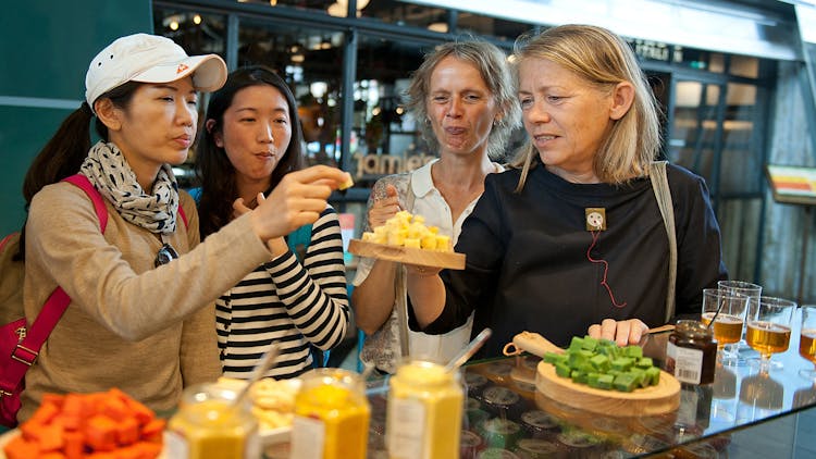 Private Markthal tour and Het Witte Huis rooftop visit