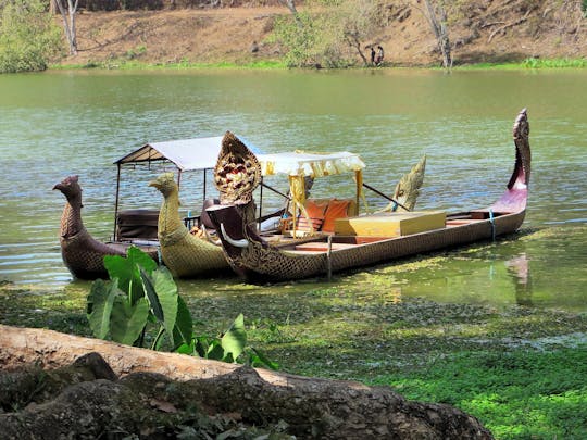 Excursión privada al atardecer de una hora en bote de remos en góndola con champán y canapés en Siem Reap