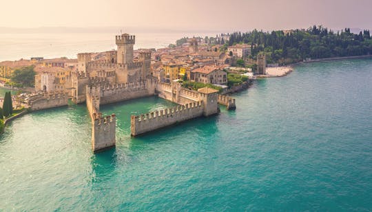 Paseo en lancha por la tarde por el lago de Garda