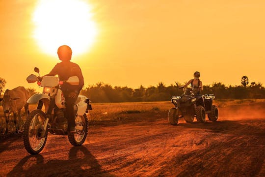 Siem Reap platteland quad fietstocht bij zonsondergang