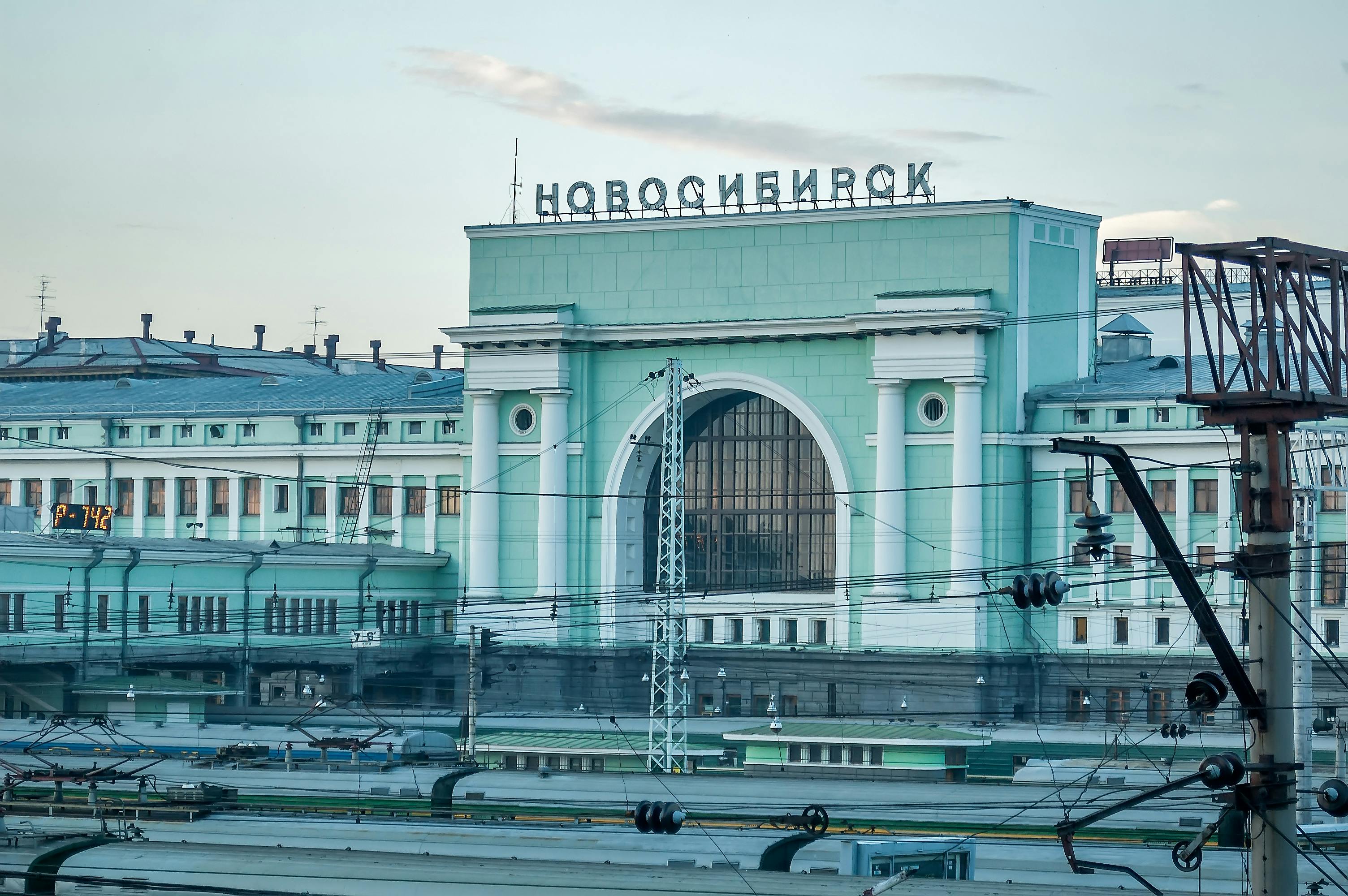 Новосибирск вокзал. Гостиница Новосибирск ЖД вокзал. Стиль железнодорожного вокзала Новосибирск. Гостиница Новосибирск главный.