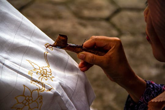 Visite en petit groupe de l'atelier de batik et du marché de Tamansari
