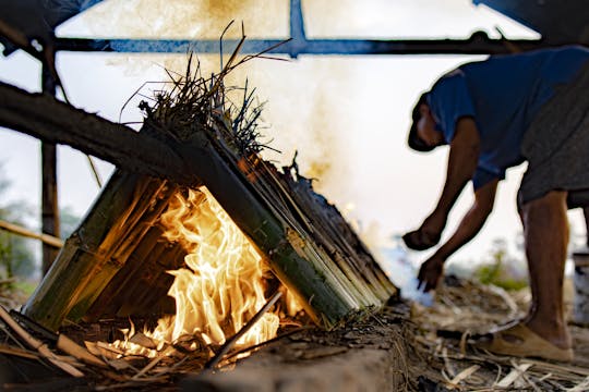 Arroz pegajoso de bambu, tecelagem de cestas e experiência de bênção de monge de bicicleta