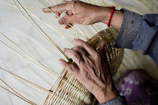Bambusklebreis, Korbflechten und Mönchssegen mit dem Tuk-Tuk