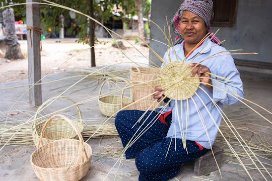Arroz pegajoso de bambu, tecelagem de cestas e experiência de bênção de monge de carro