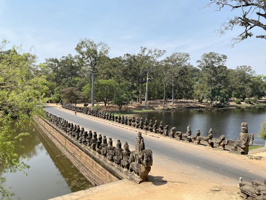 Tour privato di mezza giornata del complesso dei templi di Angkor in bicicletta