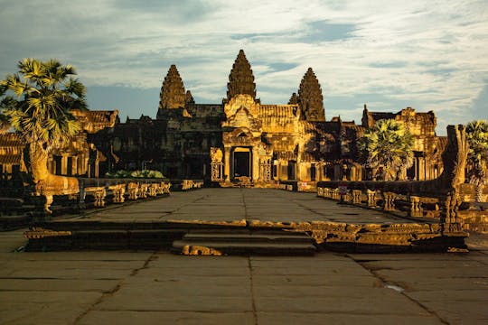 Visite guidée privée d'une journée complète des temples du complexe d'Angkor en voiture