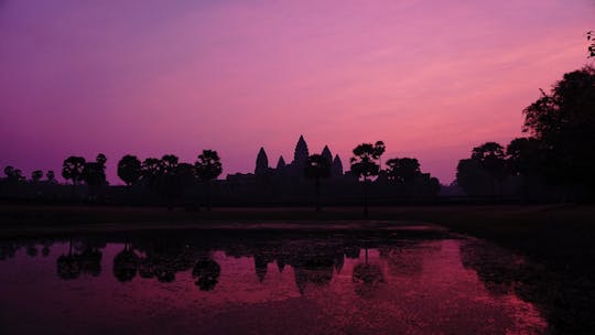 Tour privato del complesso dei templi di Angkor all'alba in auto