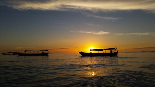 Coucher de soleil sur la visite privée du lac Tonlé Sap au départ de Siem Reap