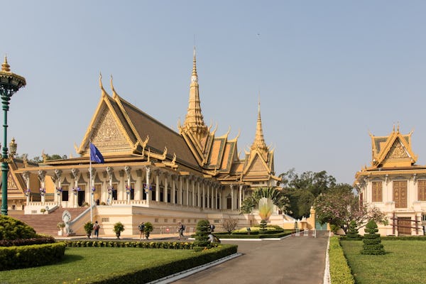 Excursão privada de meio dia ao Palácio Real de Phnom Penh e Museu Toul Sleng